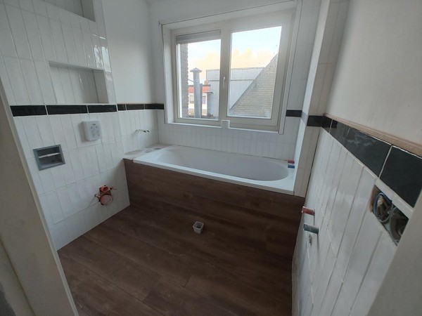 De vloertegels in de badkamer zijn geplaatst.