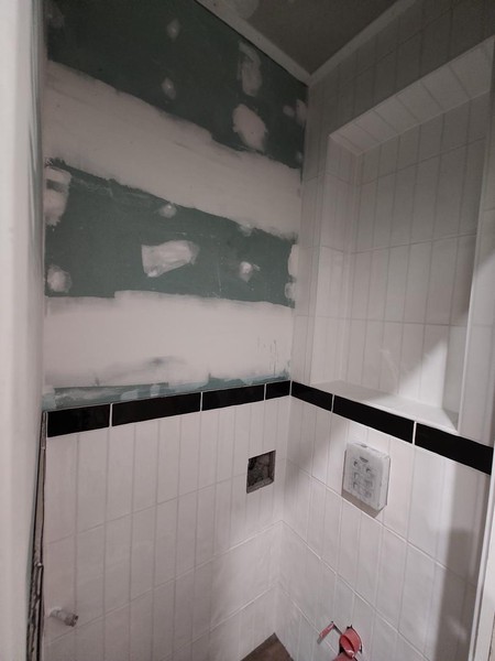 Alles in toilet gevoegd en gekit.