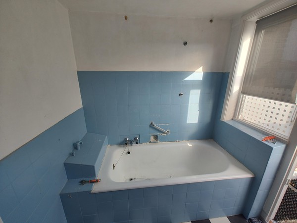 Het bad in de oude badkamer.