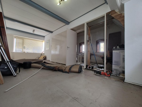 vloer en kastenwand verwijderd uit de slaapkamer