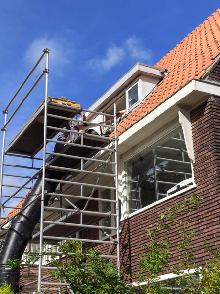 steiger gebouwd voor het aanvoeren van materialen